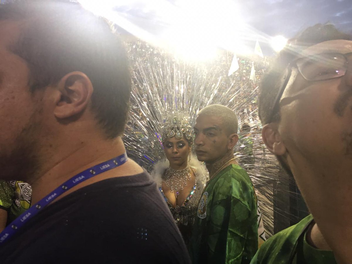 destak's tweet photo. MC Guimê e Lexa estão na avenida para o desfile da Mocidade, a última escola a desfilar já na manhã desta terça-feira #destak #Carnaval2019 https://t.co/oev9Ay7qfJ