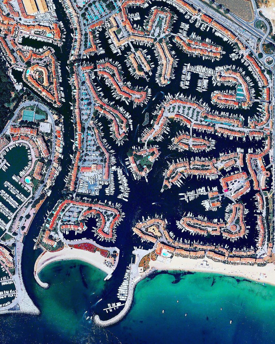 SosYachting's tweet photo. ⚓️#PortGrimaud is a #seaside town located on the #FrenchRiviera by the Gulf of #SaintTropez. The development consists of French “Fisherman” style houses built upon channels in a #Venetian manner. It was created by the architect François Spoerry. 
#yachting #Mediterranean #yachts https://t.co/9shu5RKugQ
