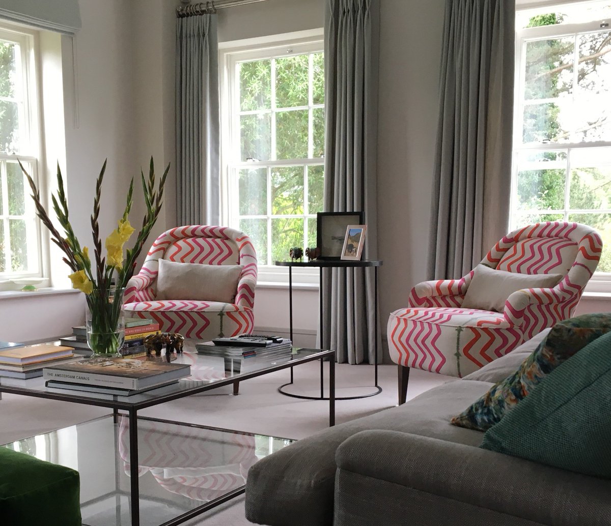 hilaryjwhite's tweet image. Because we all love a statement chair on a Tuesday morning, especially when they are also super comfortable #relaxedelegance #statementchair #sittingroom #pinkandgreen #kitkemp #christopherfarrcloth #interiors #interiordesign