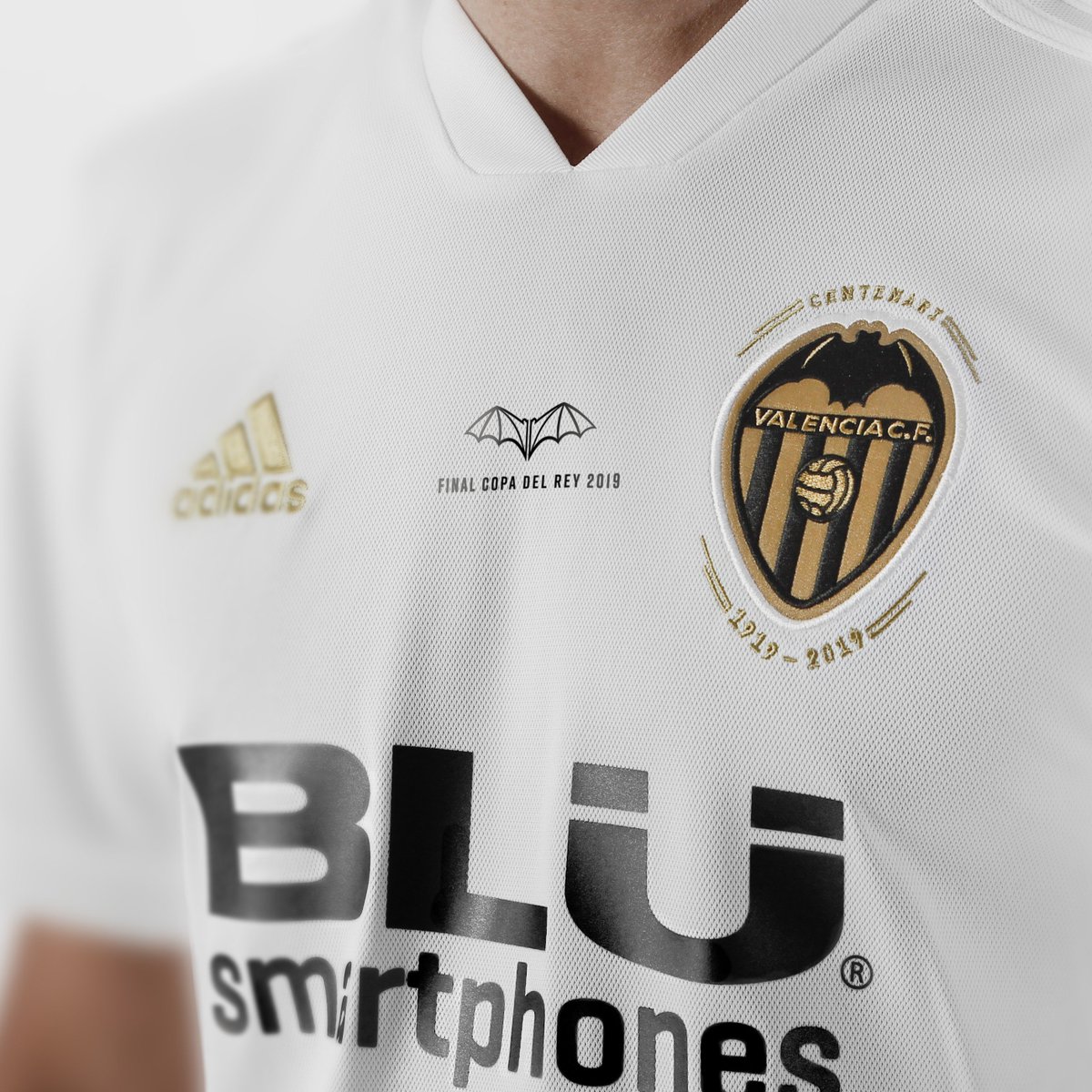 valenciacf's tweet photo. 🏆 11 años después, estamos en una FINAL

Y tienes un precioso recuerdo que coleccionar 👕🦇

¡Hazte con la TUYA en la Megastore y en la Tienda de Mestalla! 🖤 https://t.co/n6G3A3rNuf