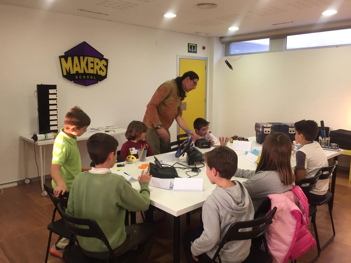 CeeiMurcia's tweet photo. ¡Ayer echó a rodar nuestra #MakersSchool! 🛠️🔩
Primera clase y los #micromakers ya están investigando y practicando (mientras se divierten) en la escuela tecnológica de CEEIM diseñada para los más pequeños. 😍😍 https://t.co/A3fz35BjcJ