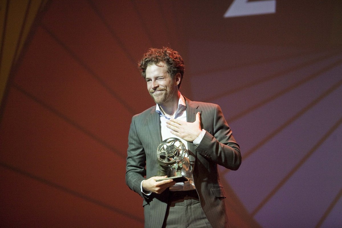 Así de sonriente recogía @alvarocervansu #PremioSanPancracio a mejor actor cine por 'El árbol de la sangre' 📽
#FestivaldeCineEspañoldeCáceres
