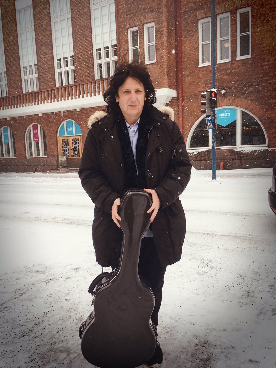 Buenos días desde Kotka, Finlandia 🇫🇮. Ha estado nevando toda la noche y sigue nevando. Hace mucho frío ☃️❄️. He llegado al Teatro y empiezo el ensayo con #KymiSinfonietta y el Maestro #YasuoShinozaki 🎶