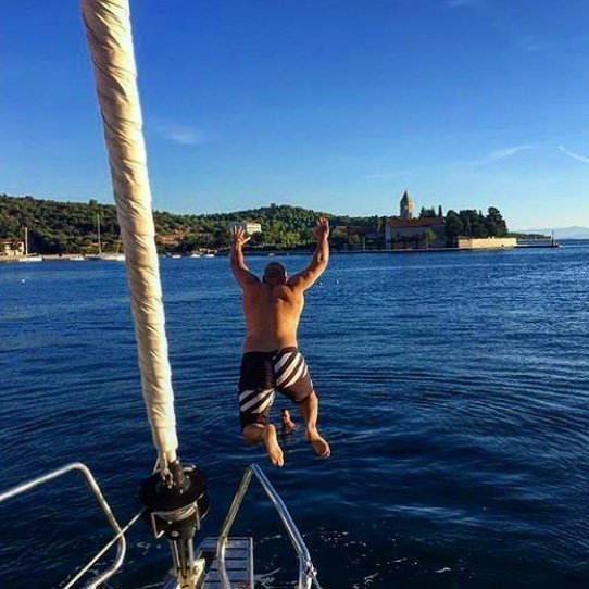 45degreessail's tweet photo. We love what we do so much it makes us jump for joy. Our guests love what we do so much they also jump for joy... Right off the bow of the boat! #jump #jumpforjoy #doingbombs #bombsaway #makeasplash #sailingholiday #sailingvacation #croatiatravel #croatiafulloflife #croatial… https://t.co/8UTHQbkBZ3