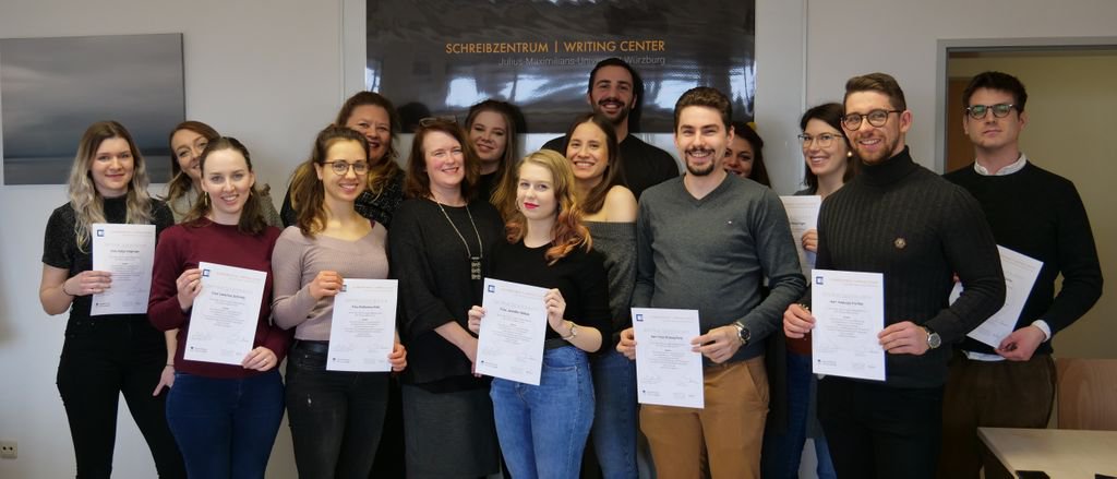 Uni_WUE's tweet photo. Wissenschaftliches Schreiben leicht gemacht – Dank der #Schreibtutoren der #jmuw. Sie unterstützen ihre Mitstudierenden z. B. beim Bibliographieren, Zitieren oder mit Strategien gegen Schreibblockaden. Die ersten #Tutoren haben ihre Zertifikate bekommen: https://t.co/QKamCMPPOh https://t.co/5tGYC3ItzJ