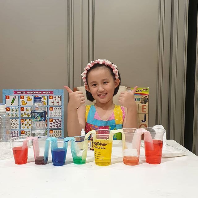 azoezee's tweet photo. Mengulang ekperimen sekolah di rumah ♥️
.
.
.
.
.
.
#kreatifitas #kidsofinstagram #funskids #sciencekids #scienceisfun #mencerdarkananakbangsa #anakindonesia #kidsfreetime #whattodowithkids #kidsyoutuber https://t.co/RpyNwiXETX https://t.co/IWpW4Ah7KO