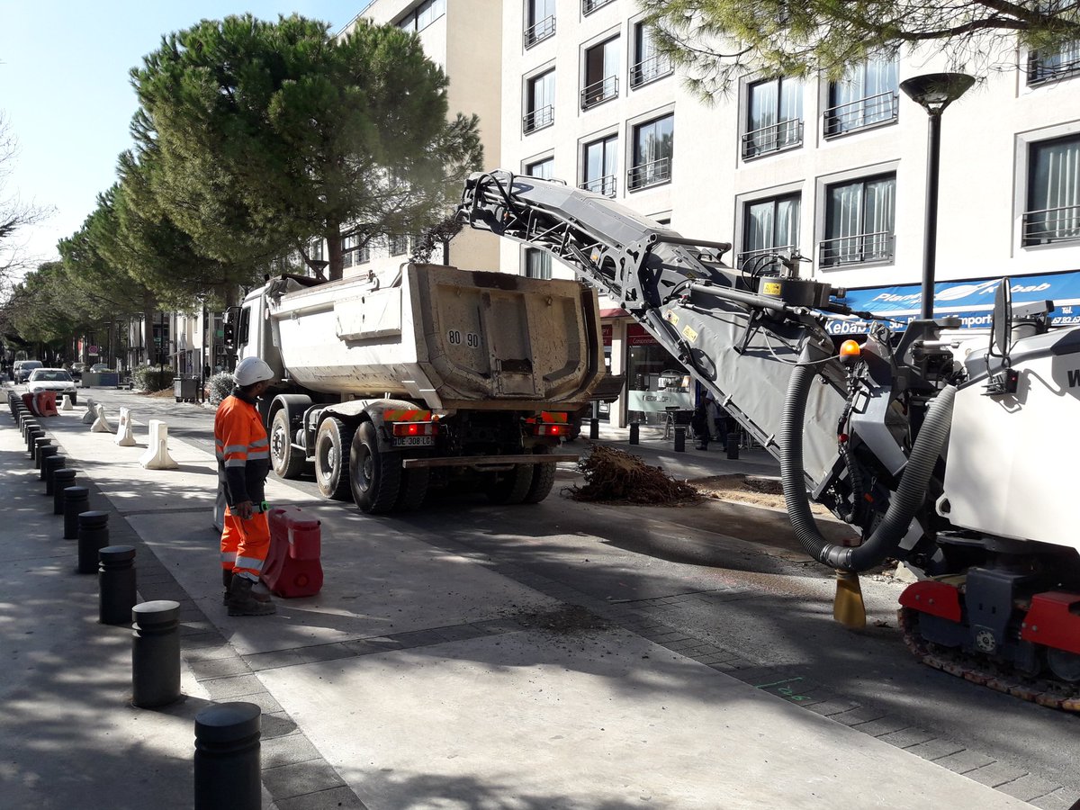 ChefEIFFAGE's tweet photo. 🚧 Travaux d'entretien Spie Batignolles - Malet : Rue Vendémiaire . Réfection de la chaussée dégradée par les racines . Début du rabotage après 1 semaine de préparation. 
#montpellier
#voirie
#embellissement #travauxroutier 
#rénovation
#accessibilite
#travaux https://t.co/y110CBIZpr
