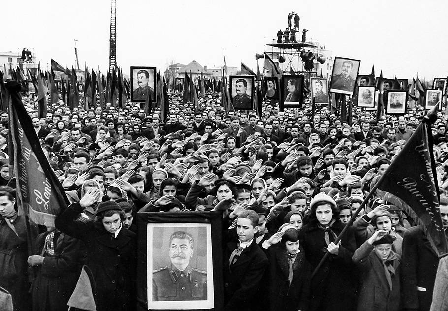 Сегодня - 66 лет со дня смерти И. В. Сталина.

Почти 30 лет он руководил СССР. Под его руководством была разгромлена самая крупная в мировой истории нацистская военная группировка.

Под его руководством страна превратилась в супердержаву СССР.