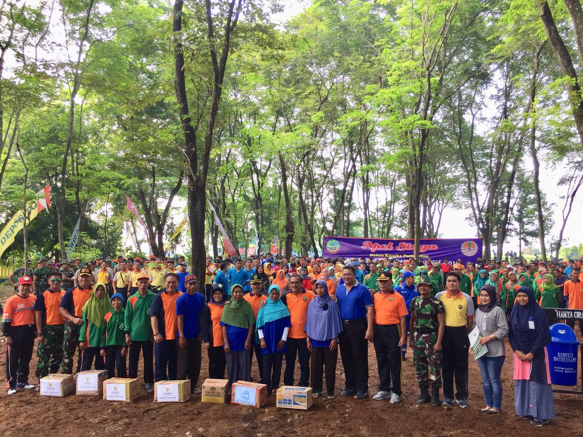 Apel Peringatan Hari Peduli Sampah Nasional 2019 kab. Blora dan peyerahan CSR Lingkungam dari PT SPP berupa Gerobak sampah sejumlah 40 buah, semoga bisa tetap berkontribusi untuk lingkungan Blora.Jaga lingkungan ya lur, bijak dengan penggunaan sampah plastik geh. Salam lestari 🙏