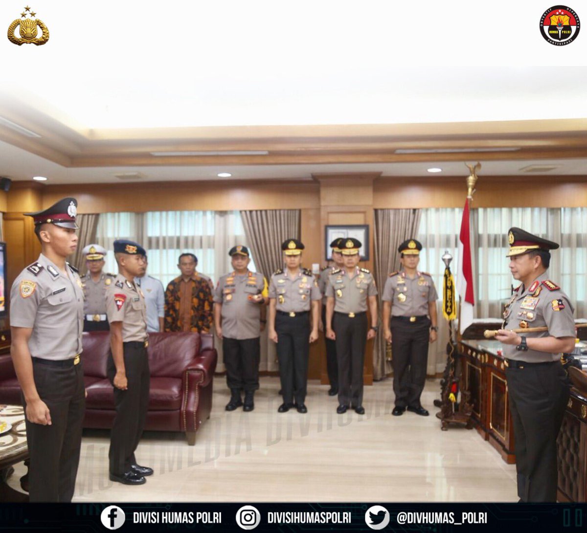 DivHumas_Polri's tweet photo. Kapolri, Jenderal Polisi Prof. H. Muhammad Tito Karnavian, Ph.D., memimpin Upacara Kenaikan Pangkat Luar Biasa (KPLB) dari Bripda ke Briptu kepada dua anggota Polri atas prestasinya membawa Timnas Sepak Bola Indonesia U-22 menjadi juara pada Piala AFF U-22 di Kamboja. https://t.co/QGrIVabv5R
