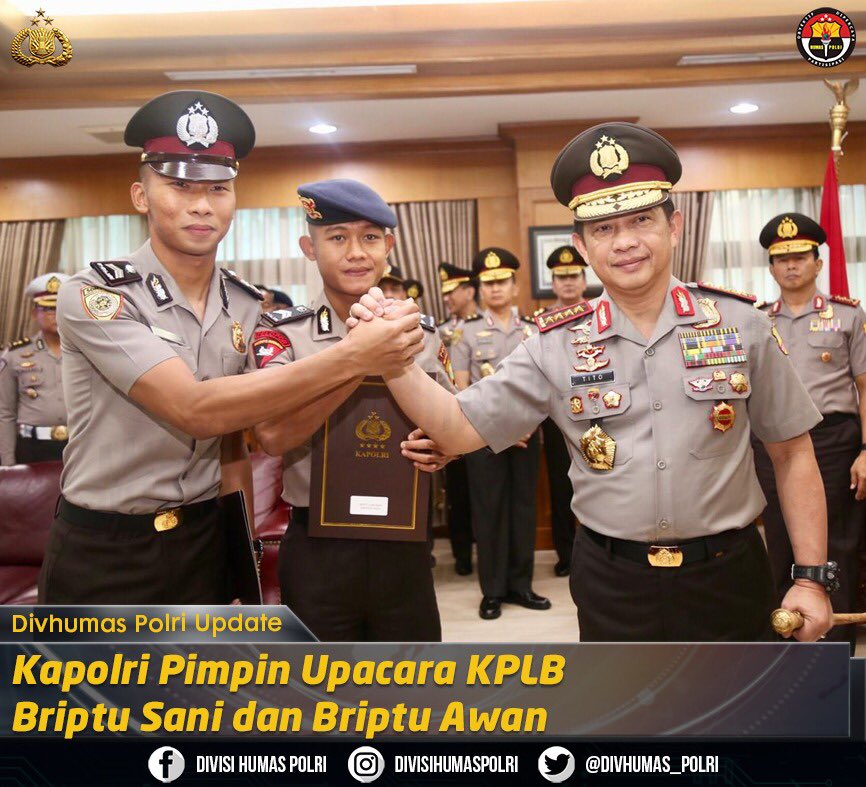 DivHumas_Polri's tweet photo. Kapolri, Jenderal Polisi Prof. H. Muhammad Tito Karnavian, Ph.D., memimpin Upacara Kenaikan Pangkat Luar Biasa (KPLB) dari Bripda ke Briptu kepada dua anggota Polri atas prestasinya membawa Timnas Sepak Bola Indonesia U-22 menjadi juara pada Piala AFF U-22 di Kamboja. https://t.co/QGrIVabv5R