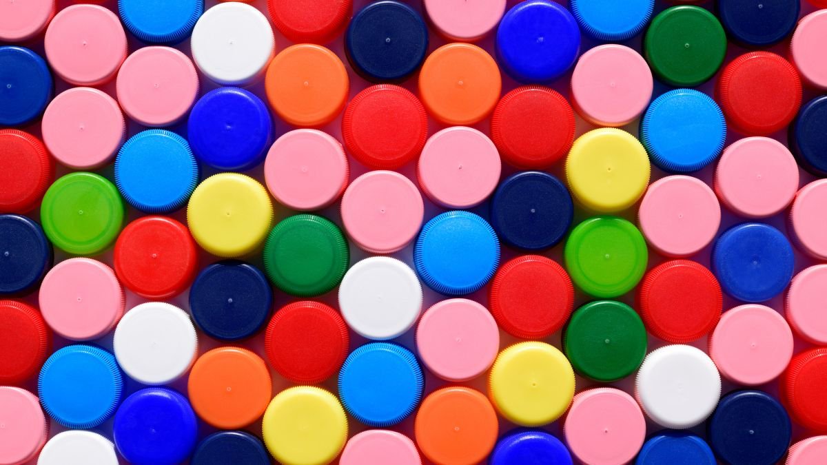 grist's tweet photo. How the U.S. got addicted to plastics https://t.co/67U779RJYu https://t.co/RMnt6Xusiz