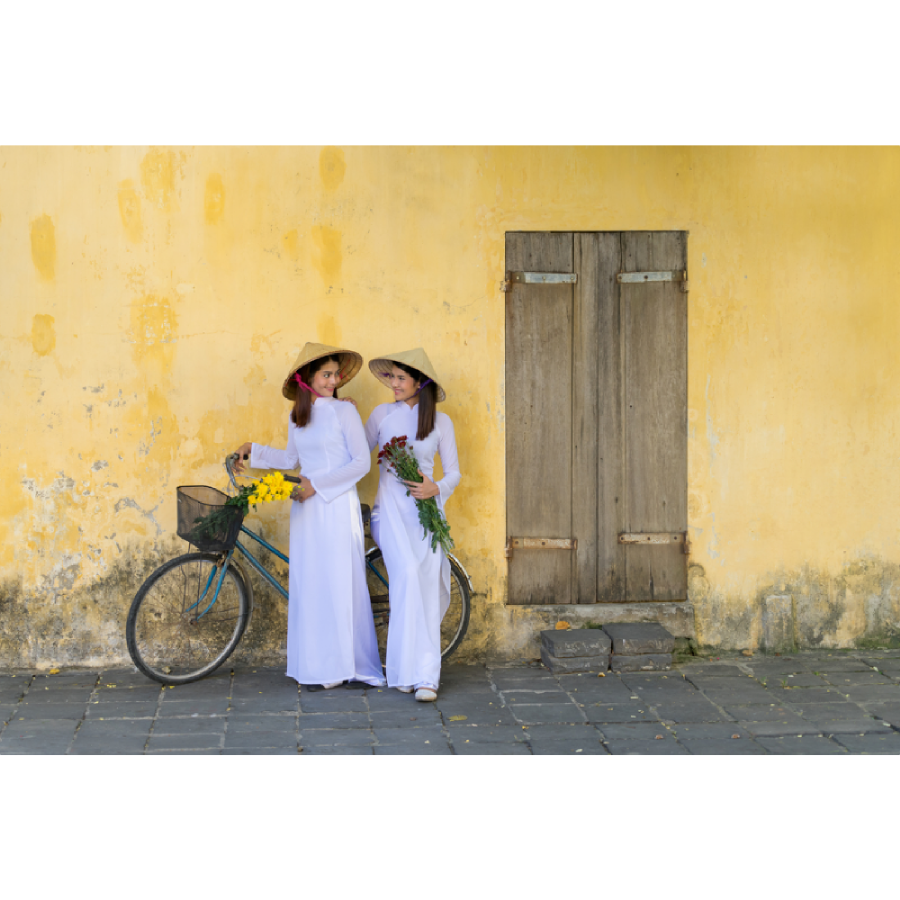 L’Ao Dai è considerato come un simbolo della cultura vietnamita. Si tratta di una lunga tunica di tessuto leggero, aperta sui lati della vita, indossata sopra pantaloni larghi. 💃