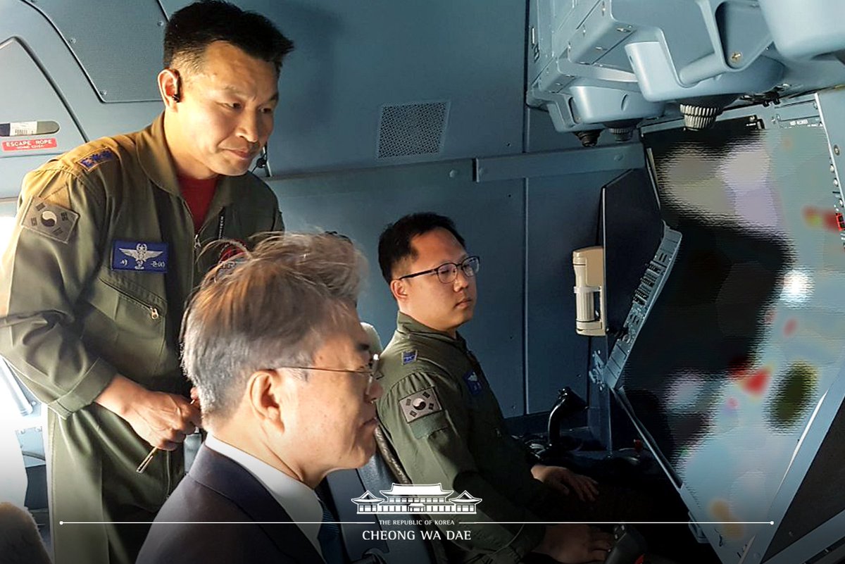 문재인 대통령은 오늘(5일) 해군임관식을 마치고 돌아오는 길에 김해공항에서 대한민국 최초 공중급유기인 KC-330 ‘시그너스’를 둘러봤습니다. ‘하늘의 주유소’라 불리는 KC-330은 지난해 12월 1호기를 인수했으며 연말까지 총 4대를 인수할 예정입니다. goo.gl/v83JfZ