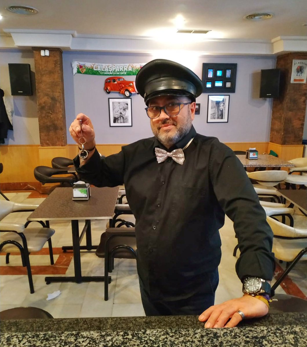CafeteriaPinver's tweet photo. 😊 Nuevo servicio de limusina en #CafeteríaPinver 

🥂 No volverás a preocuparte por beber y conducir después... beba tranquilamente y nosotros lo llevamos a casa. 🏡

🎭 El nuevo chófer os desea ¡FELIZ CARNAVAL! 🎭 https://t.co/g1IIN36ovG