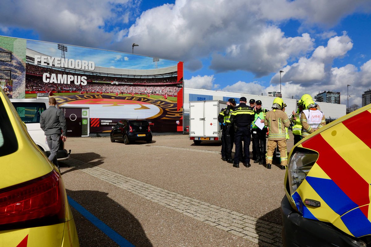 POL_Rotterdam's tweet photo. Vandaag realistische en leerzame #oefeningen in #DeKuip met figuranten, Lotus slachtoffers, gezamenlijke hulpdiensten en crisisorganisatie #stadion #Feyenoord. Belangrijk om nog beter op elkaar ingespeeld te raken #samensterk https://t.co/7Rz1UkGJQG