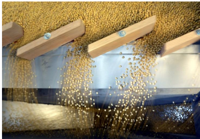 KaluVeda's tweet photo. Soybeans fall as news of U.S.-China trade deal awaited

https://t.co/U0cZd8Fk0B

#trading #Commodities #soybeans #ChinaTradeDeal #export #import #business #entrepreneur #farming #agriculture #SupplyChain #crop #sourcing https://t.co/0SiR1tqaTs