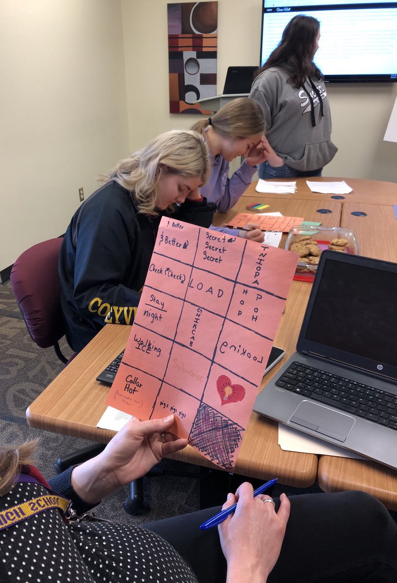 fkta_pbl's tweet photo. Presentation on social groups; taught the concepts then applied with group experiments! How do you get fellow students to help? 🍪🍪😉 https://t.co/KEcto6iEf6