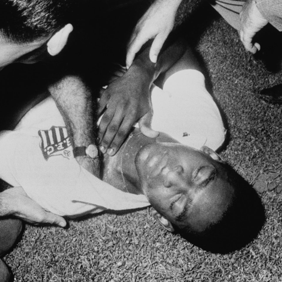 Pele's tweet photo. #OnThisDay in 1972, I scored my 1100th goal - against Napoli. I loved playing in Italy but the defenders were never exactly gentle! // Neste dia, em 1972, eu marquei meu gol número 1100, contra o @sscnapoli . Eu amei jogar na Itália, mas o zagueiros não eram nada gentis! https://t.co/ag7yFYGyst