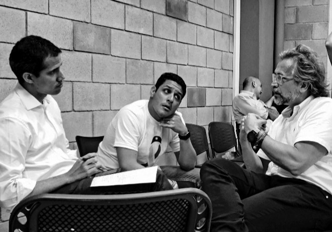 tovarr's tweet image. No importa como reacciona la tiranía chavista, importa lo q hagamos nosotros y mantenernos firmes con nuestro plan para poner fin a la usurpación. No hay vuelta atrás. Todos somos determinantes en esta lucha. Todos! Vamos bien y seguiremos así hasta la libertad...