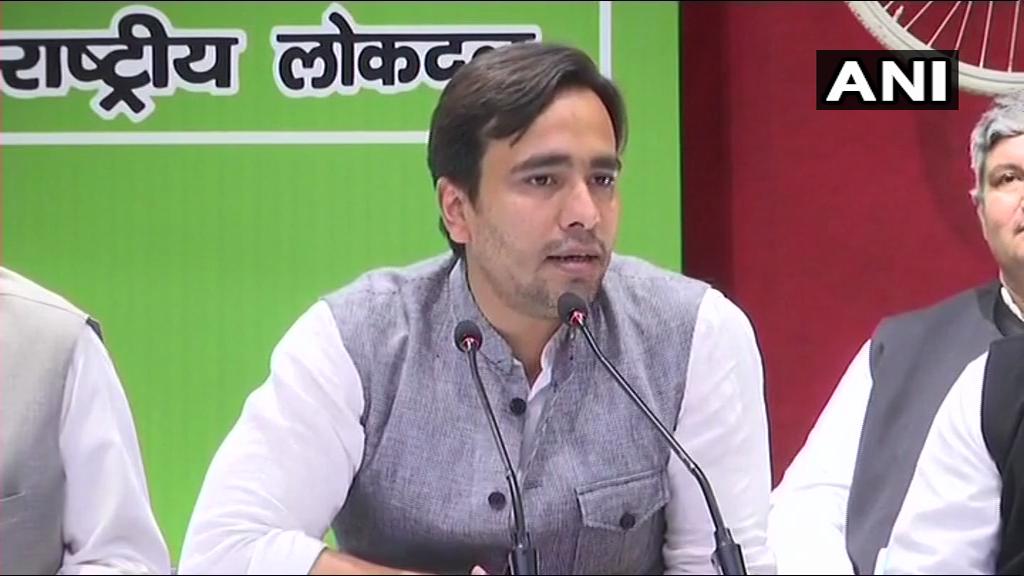 "हमारी राह साफ है, ये संगम पुराना है
उत्तर प्रदेश का महागठबंधन देश को नई दिशा देगा और हमें उम्मीद है कि किसानों ,नौजवानों महिलाओं, गरीबों के साथ नाइंसाफी करने वालों का राजनीतिक अंत होगा"-जयंत चौधरी जी (राष्ट्रीय उपाध्यक्ष, राष्ट्रीय लोकदल) #RLD  #Mahagathbandhan
#JayantChaudhary