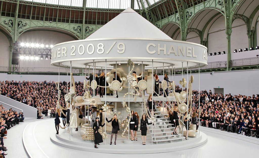 VOGUESSED's tweet photo. A few of the most extravagant Chanel Fashion Shows:

📍The Chanel Carousel, 2008/9
📍Iceberg Style, 2010
📍Rome, 2015
📍Eiffel Tower inside the Grand Palais, 2017/18 https://t.co/uYflXYtIRz
