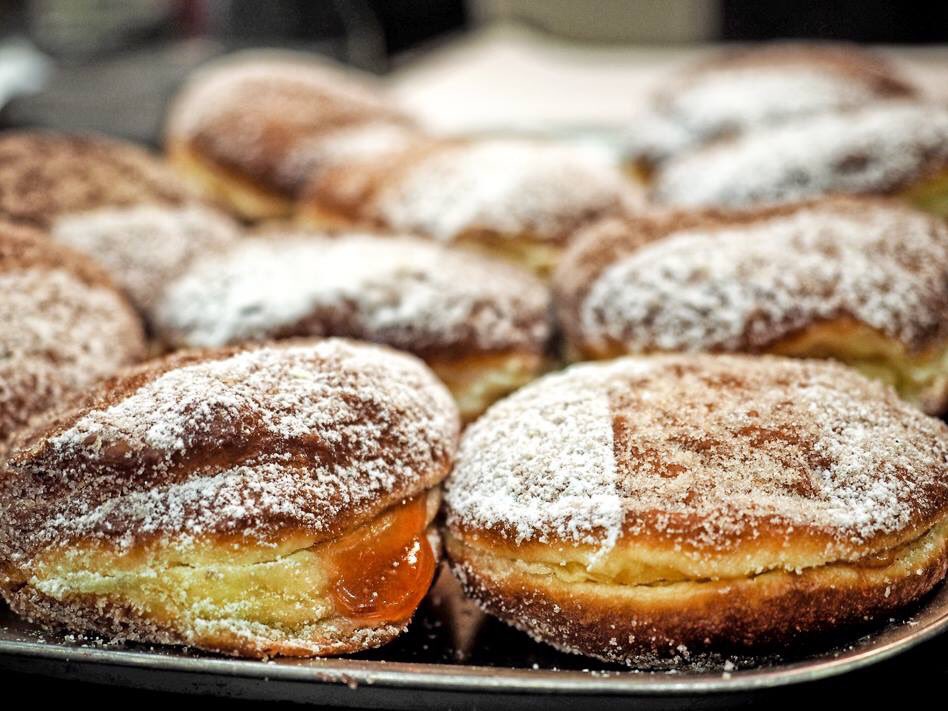 Aujourd'hui c'est Mardi Gras !!!🎊🎭

Vos boulangers et pâtissiers vous ont préparé toutes sortes de beignets pour l'occasion : nature, framboise, pâte à tartiner...
Faites vous plaisir !😁🥯🥯🧡

© Photo T. Muller - Beignets de la Boulangerie Degermann -

#visitobernai #obernai