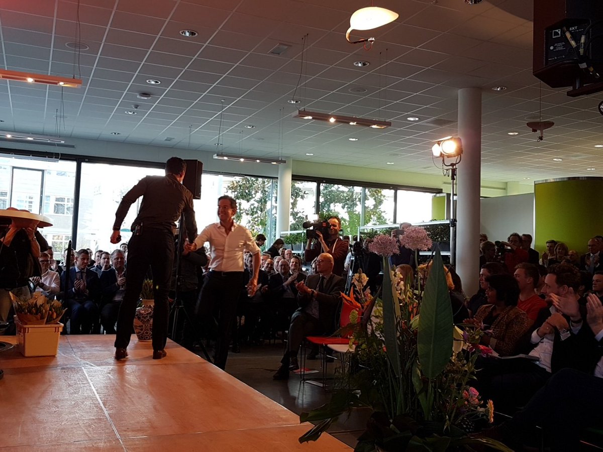 Premier Rutte gaat in gesprek met een zaal agrarisch studenten en oud-studenten van Aeres hogeschool Dronten.
