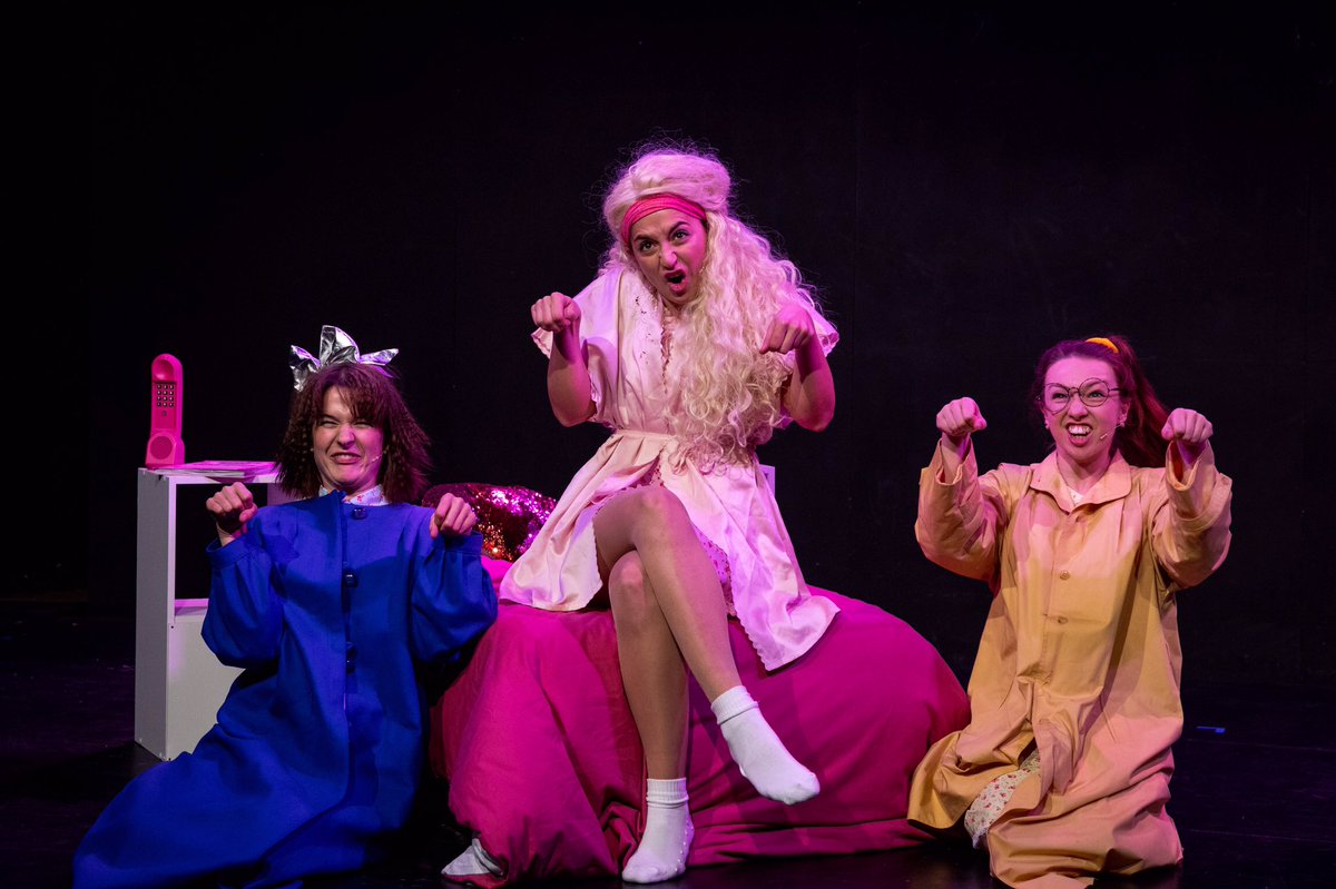 swiperightTC's tweet photo. Missing the #BeaverBabes?Catch them in the ⭐️⭐️⭐️⭐️⭐️ deliciously dark musical #ScreamPhone coming to @KomediaBrighton for @brightonfringe https://t.co/oSY6Nfeo8X