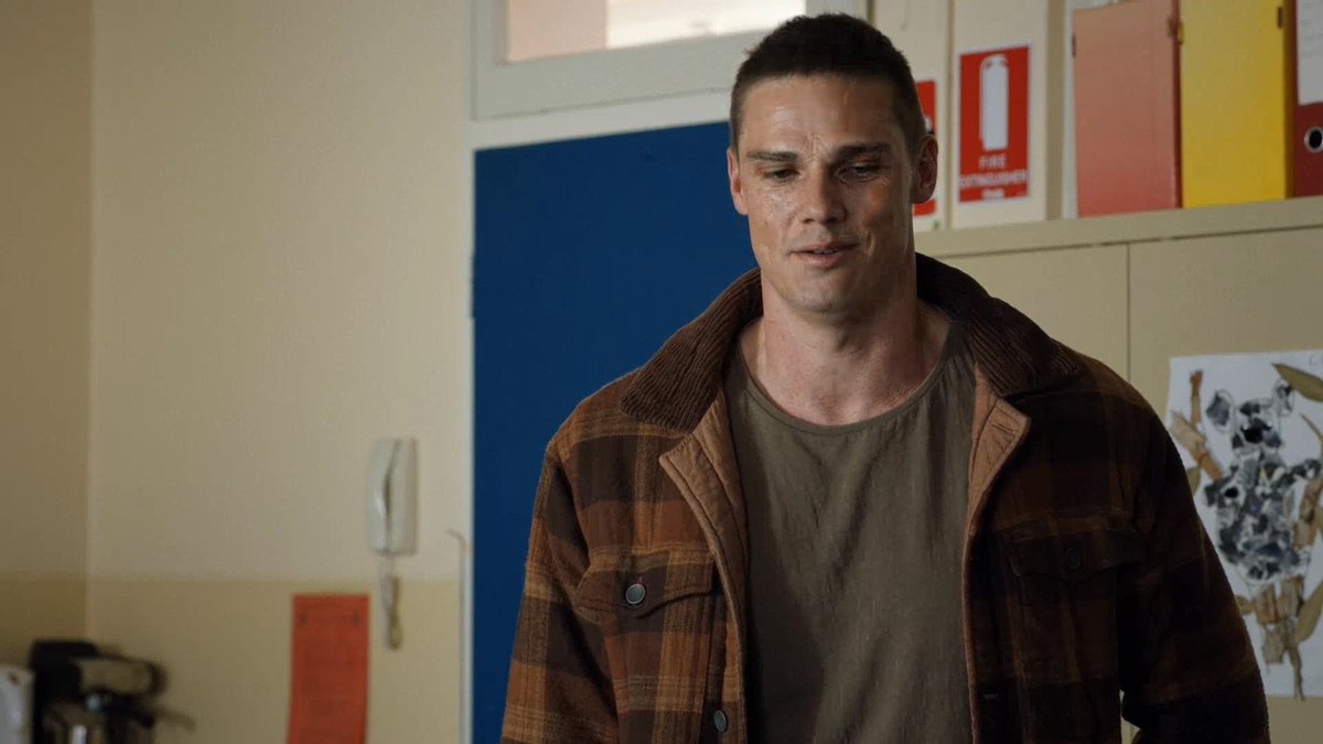 Pam is more firm to know the truth from Sean. "You are lying to me". Sean can't deny. "He didn't die the way that everyone thinks he did I'm pretty much the only one who knows it" That's his burden #FightingSeason