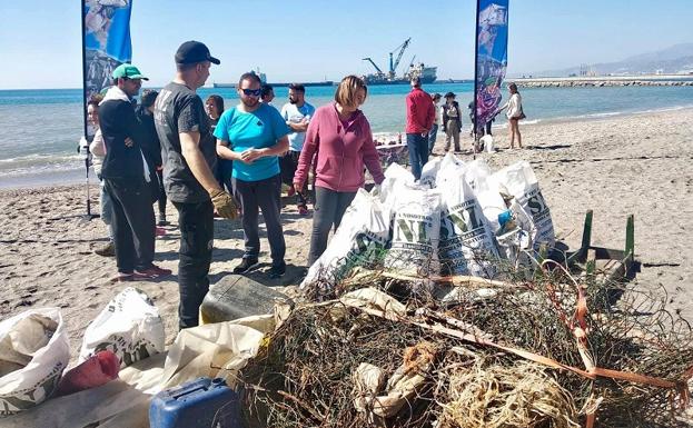 👏👏👏
Ovación para el El #BatallónBasurista que vuelve a la carga y retira 30 sacos de residuos de la playa de Las Azucenas. ideal.es/granada/costa/…