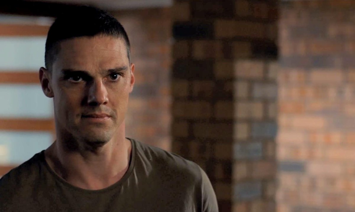 The army is visiting their houses. Kim hopes that they are here to give her a good news after boy's interviews, but they stop at Sean's. so much delusion for both, Sean is really sorry for Kim and can't enjoy the moment. Thinks he is not worth the Victoria Cross #FightingSeason