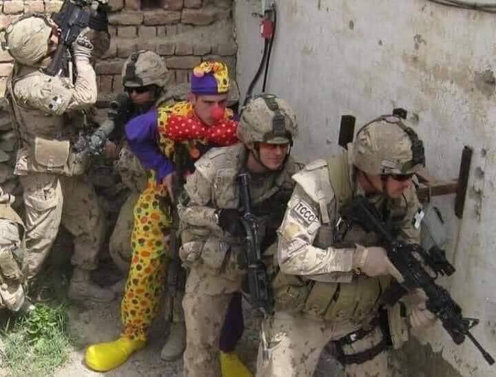 NaconFR's tweet photo. C'est #MardiGras ou un joueur #Fortnite qui s'est perdu en territoire gamer ? #MondeDeGeek https://t.co/qD0AmnVXlW