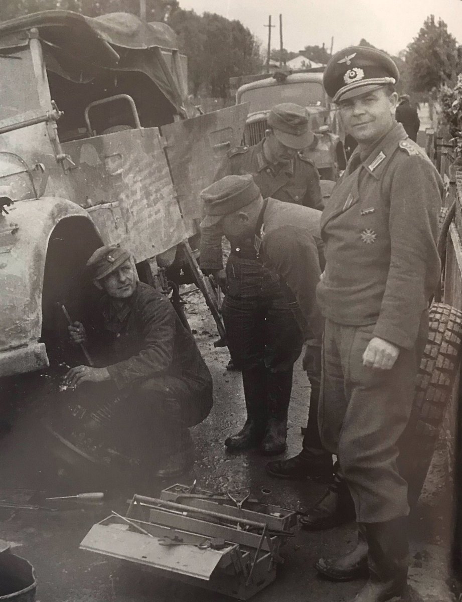 PGDivGD's tweet photo. 📷 KB Foto

▪️#GD support services

A Horch Kfz 15 E.Pkw blocks a road with a damaged axle, while a Workshop Abteilung mechanic looks to repair &amp; enable traffic to continue. 

His C/O, Werkmeister Zimmermann looks at the camera.

Note the GD stahlhelm symbol on the driver’s door. https://t.co/rDbhre2orn