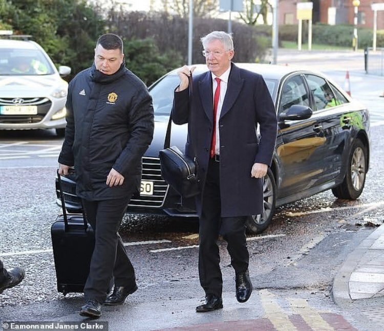 Sir Alex Ferguson has travelled with the Manchester United squad to Paris. #Mufc