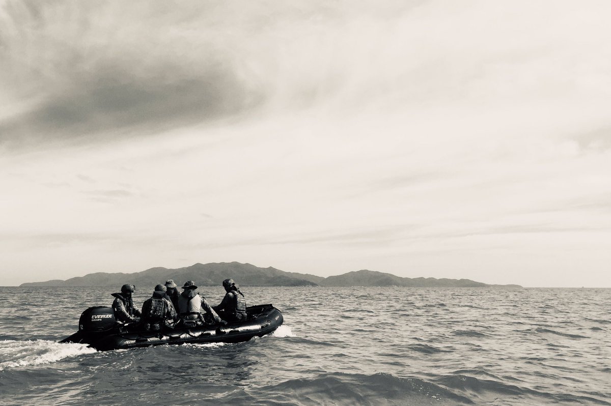 RSM1DIV_DJFHQ's tweet photo. #2RAR and #HQ1Div COMD Teams complete amphibious swim tests before conducting small boat riverine and open water patrol drills. Great day with some fine men and women of the battalion. Thank you for your hospitality #goodsoldiering #2RAR #Aust_Army_CTC #10FSB https://t.co/LJB3nz7s7t