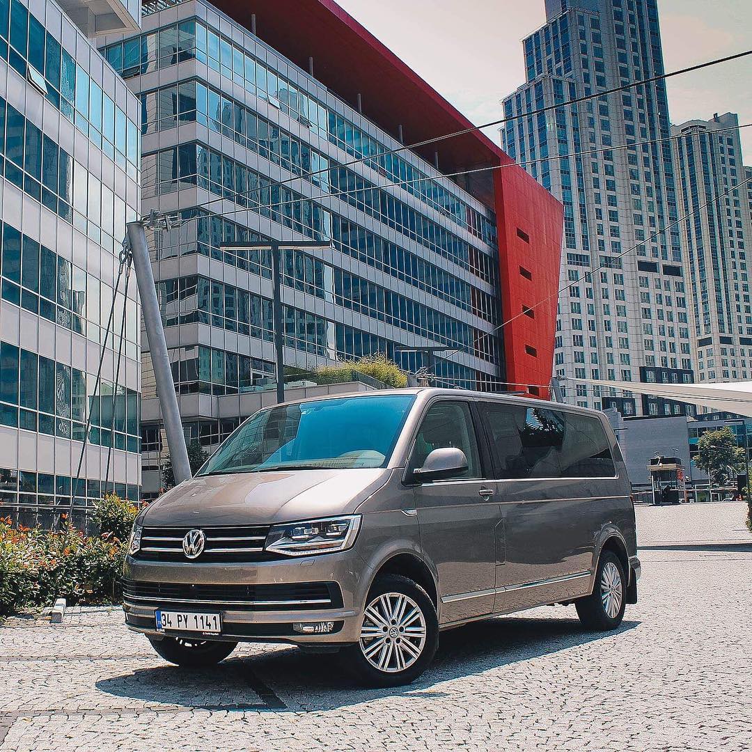 Etkileyici dış hatları ve hayatınızı kolaylaştıran donanım özellikleriyle sizi sınırlayan ne varsa #Caravelle ile arkanızda bırakın.
#alvinotomotiv #vw #volkswagen