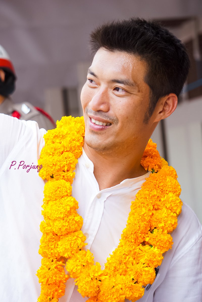 PPjsostrong's tweet photo. กรณี #ทากันแดดให้ธนาธร เราบอกในทวิตฝากมาถาม พี่เอกทากันแดดรึยังคะ พี่เอกได้ยินก็ขำก๊ากกกก ขำแบบ 5555 ดังมาก แล้วหันมาถามเราว่า แล้ววันนี้พี่ดำมั้ย เราก็ขำ แล้วบอกไม่ดำแล้วค่ะ 🤣🤣🤣 #futurista #อนาคตใหม่ https://t.co/KDRUcshwtR