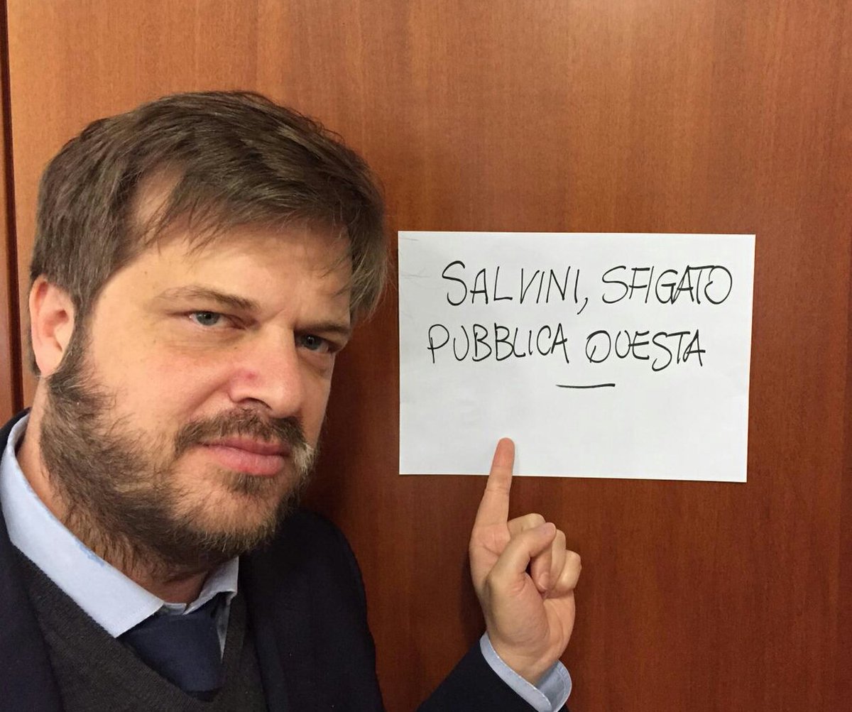 #Salvini fa sempre il bulletto con le ragazze e i ragazzi che lo criticano, esponendoli al fuoco di fila degli odiatori e senza che loro possano difendersi. L'ultimo  caso è stato con #Giulia manifestante del #2marzo.
Fa come quegli sfigati che se la prendono coi più piccoli.