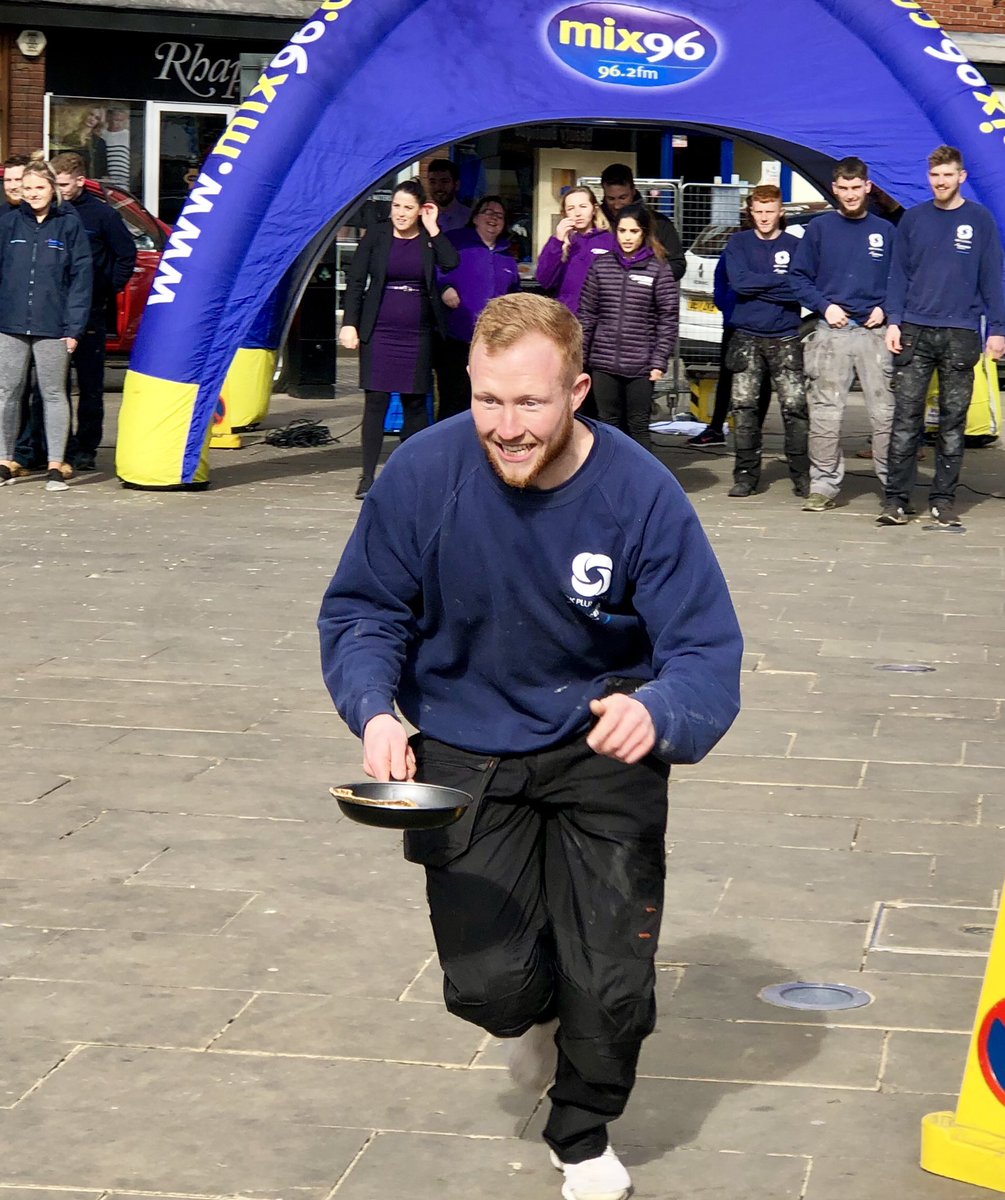 @AylesburyUtdFC’s star midfielder @HoggOllie in the final of @officialmix96’s #pancakerace this morning. GKPlumbing1 shaded out by Noodle Nation! @fnhospice #toptossers