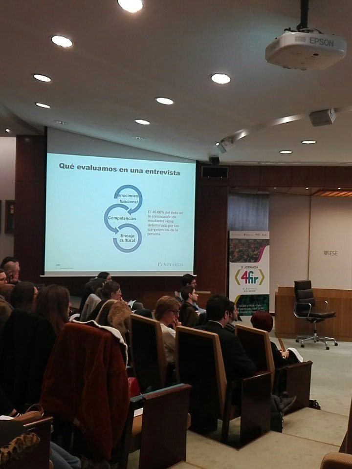 evanegro1's tweet photo. En #4fir RRHH de @novartis explica como se identifica el talento y se valoran competencias. Fundamental la autoreflexion ante una entrevista. @sefh_ @iese_esp https://t.co/mmXtERvEve
