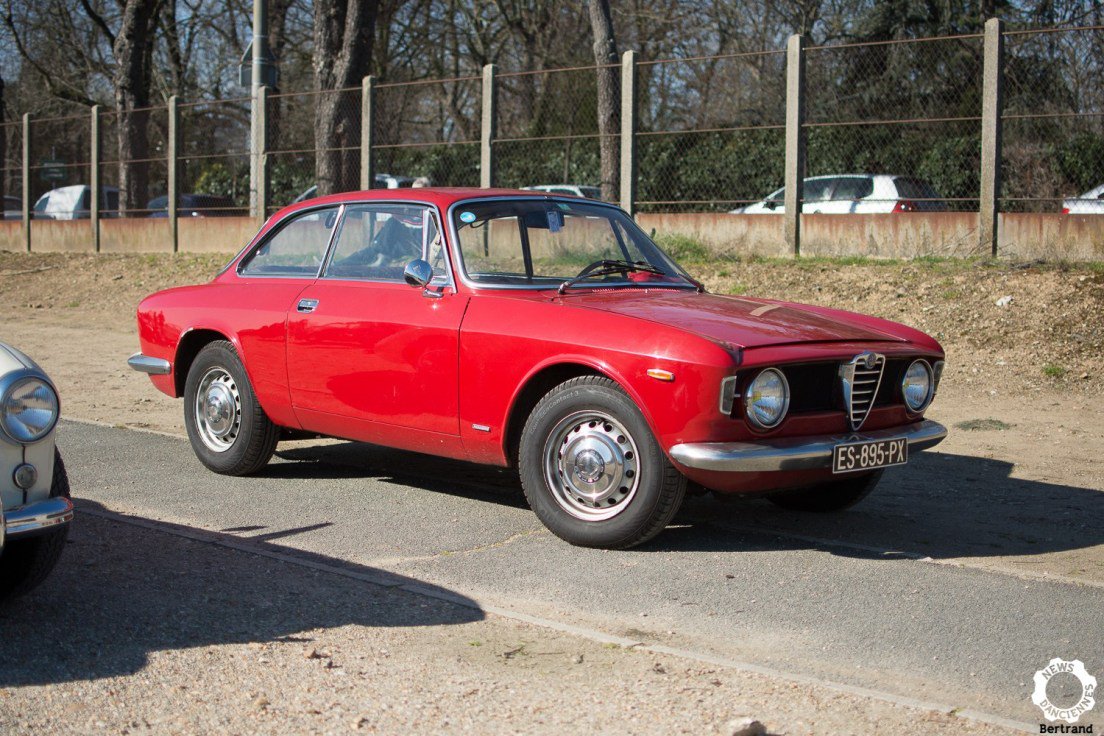 NewsdAnciennes's tweet photo. Cette Alfa Romeo Bertone "Boîte aux Lettres" était au rassemblement de Maison Laffitte. On vous fait faire le tour ici : https://t.co/SZFAZ6LSTZ #AlfaRomeo #Bertone #CoupéBertone #GiuliaGT #ClassicCar #MoteuràSouvenirs #CarsofInstagram #VoiureAncienne #SportCar #ItalianCar https://t.co/CZATZ4KaPI