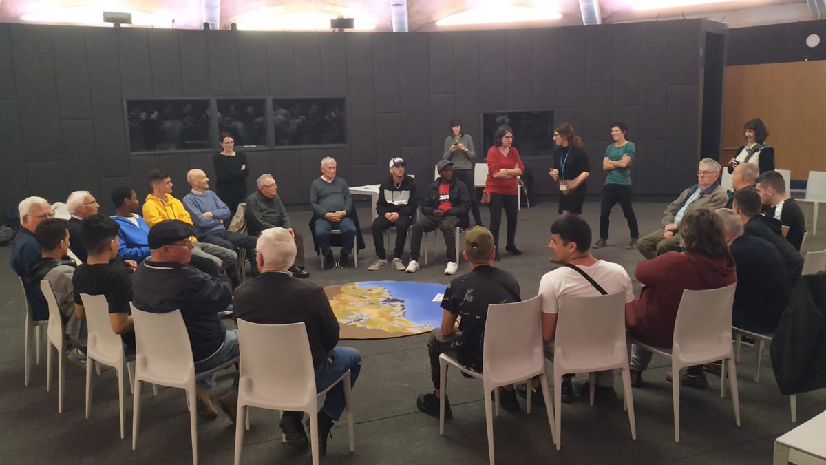 El_Llindar's tweet photo. 👨‍🏭🌍Els alumnes del curs de Manteniment Integral d'Edificis participen al projecte #TinkTank sobre l'aigua i el canvi climàtic amb la @fundacioagbar i gent gran.
#NovesOportunitats https://t.co/PhszeSGdnE