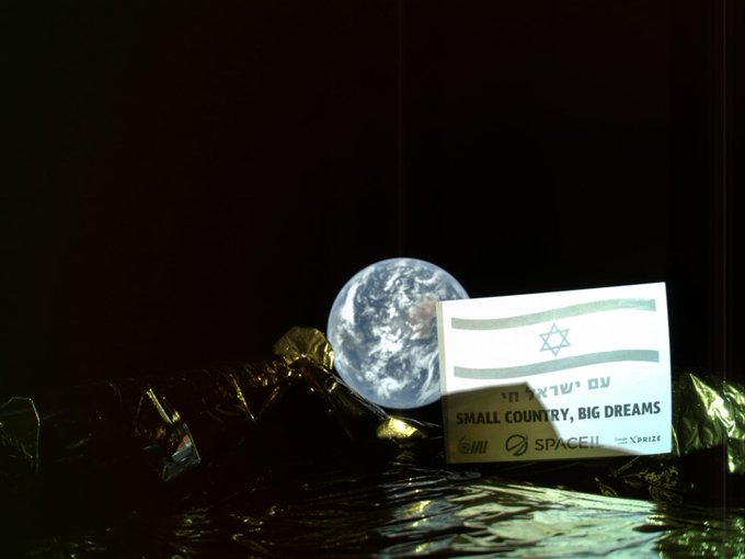 Israeli spacecraft snaps stunning selfie on its way to the Moon D05MhqlX0AAOouT?format=jpg&name=small