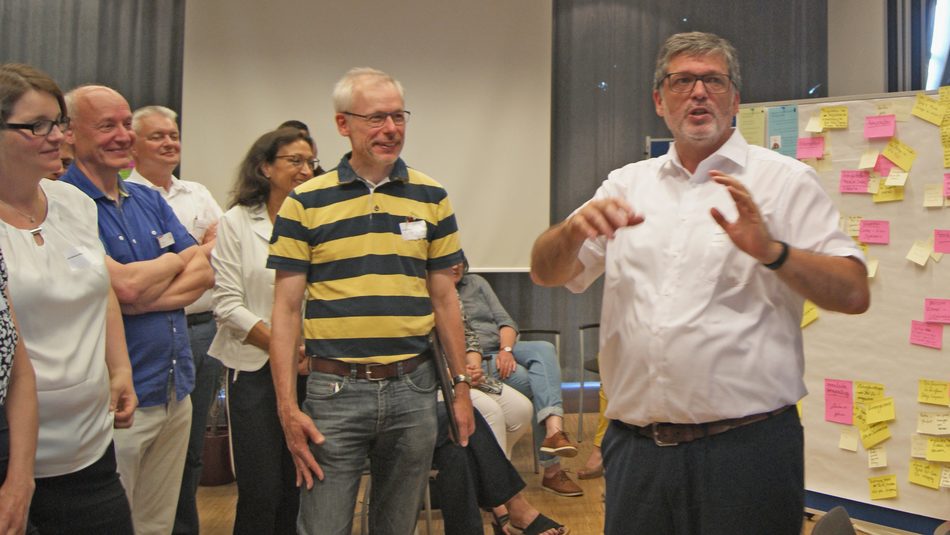 TrierUni's tweet image. Wie kann man bedarfsgerechte soziale Dienstleistungskonzepte entwickeln? Alle Interessierten aus (Sozial-)#Wirtschaft, #NGOs, #Wissenschaft und #Politik sind am 1. April zum Open Innovation Day an die Uni Trier eingeladen: uni-trier.de/index.php?id=6… #CSR #Trier