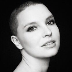 Rashtagmedia's tweet photo. #BIRTHDAY
😍 On t’aime plus fort
🔸 @ANNESILAOFF 
🔸 Joyeux Anniversaire https://t.co/WdyxQZLS9i