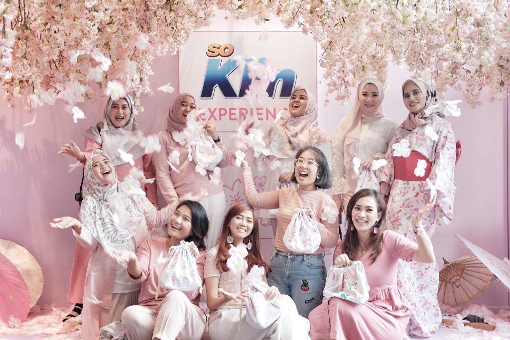 Begini Rasanya Sensasi Hanami di Bawah Pohon Sakura Bersama So Klin! bebenadila.com/2019/03/05/beg…
