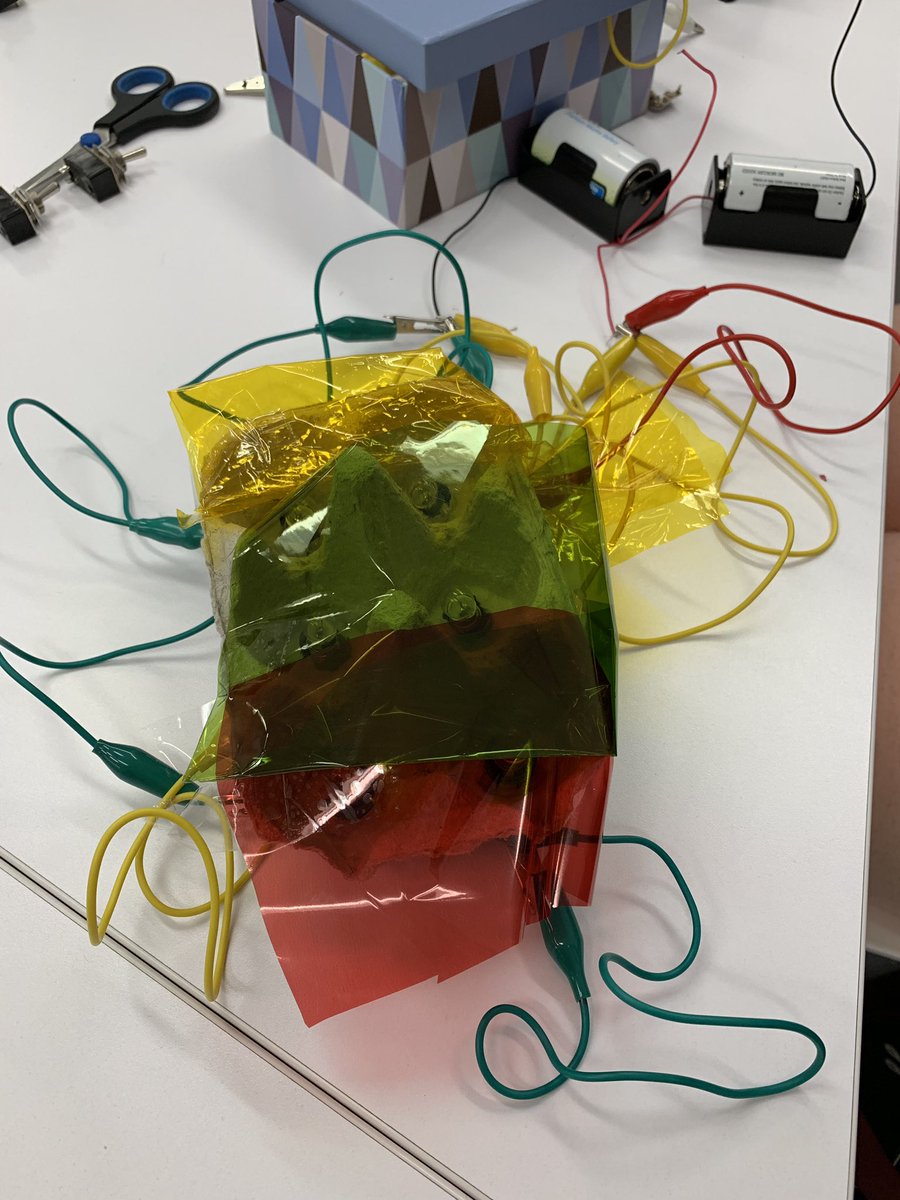 ACU_sjl's tweet photo. A bit of a late post, but we made traffic lights using circuits in EDST261🚦#ACUedu_p https://t.co/7b09lRNxXa