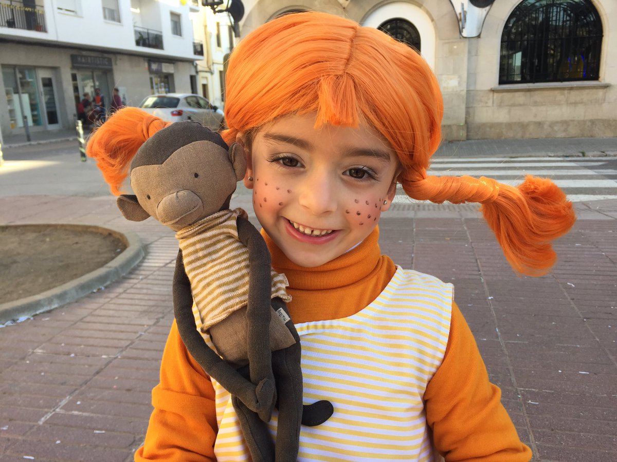 Ester_Callao's tweet photo. Aquest Carnaval la Rita i la Gina s’han disfressat de Pippi Langstrump. Com ens agraden les peripècies de la #Pippi! Una disfressa d’un personatge LIJ que ens encanta, que vam descobrir abans d’anar a Suècia i visitar el museu #junibacken dedicat a l’Astrid Lindgren a Estocolm. https://t.co/UvPQjuCPuW