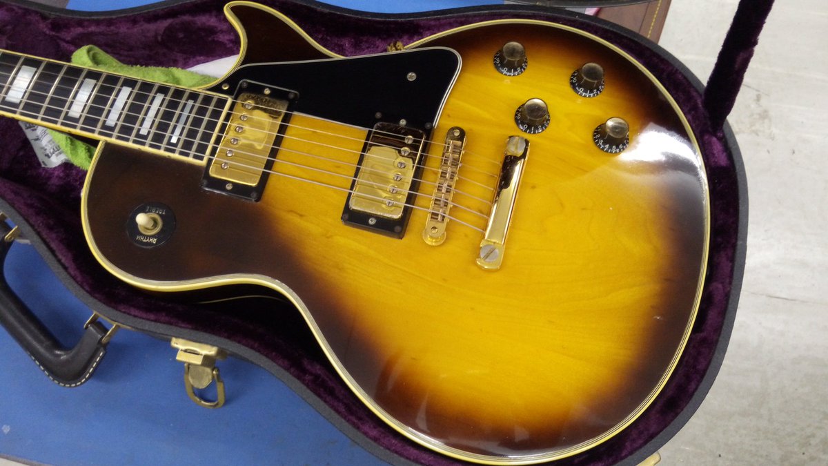 三小田 侑人 A Twitter 愛用ギター徹底解説 75年レスポールカスタム ネックがメイプル ボディーパンケーキ等普通と少し違いますが元プロのおじいちゃんから受け継いだ楽器 大切な1本